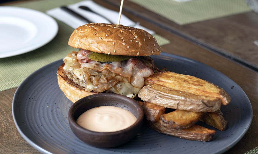 Un hamburguesa internacional hecha y derecha - Malakita Lounge