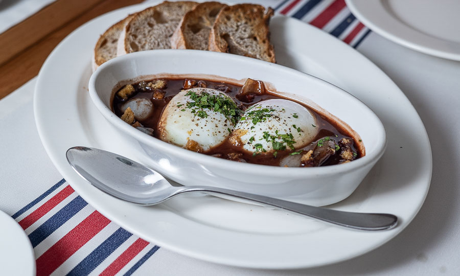 Sustanciosos Huevos meurette en salsa de vino y tocino
