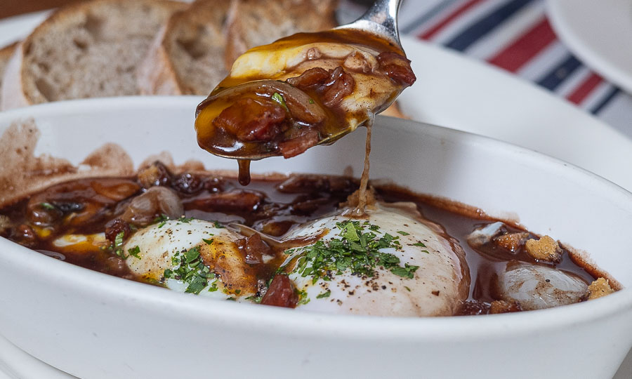 Huevos meurette en salsa de vino y tocino