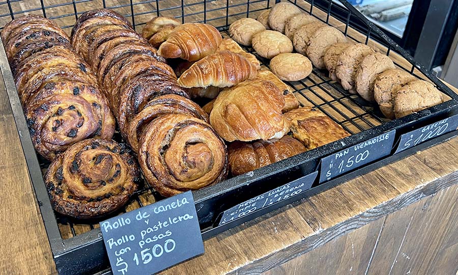 Rollo de canela o pasas, medias lunas, pan viennoisse y galletas - Fotos de Panadera Cadaqus