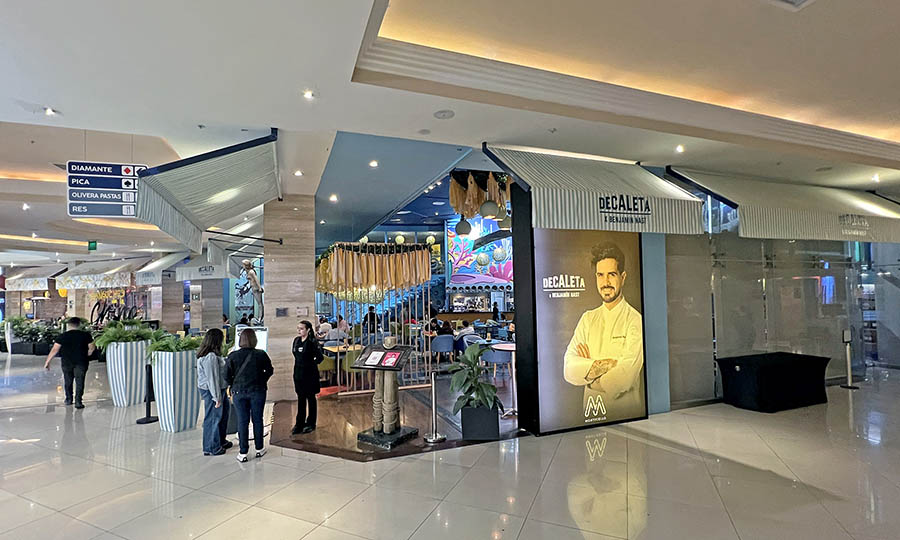 Fachada del restaurante DeCaleta en el Boulevard del Monticello
