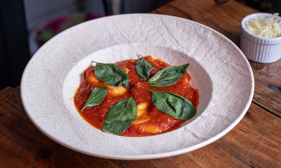 Sustanciosos Sorrentinos artesanales de ricotta y calabaza con pomodoro