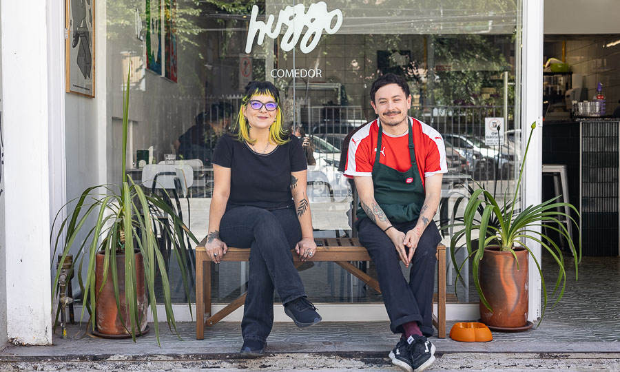 Artfices de Huggo Comedor: Daniela Carvajal y Maximiliano Muñoz -Maqui-
