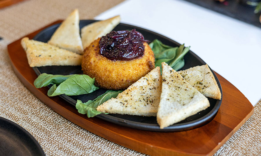 Queso Camembert apanado con tostadas