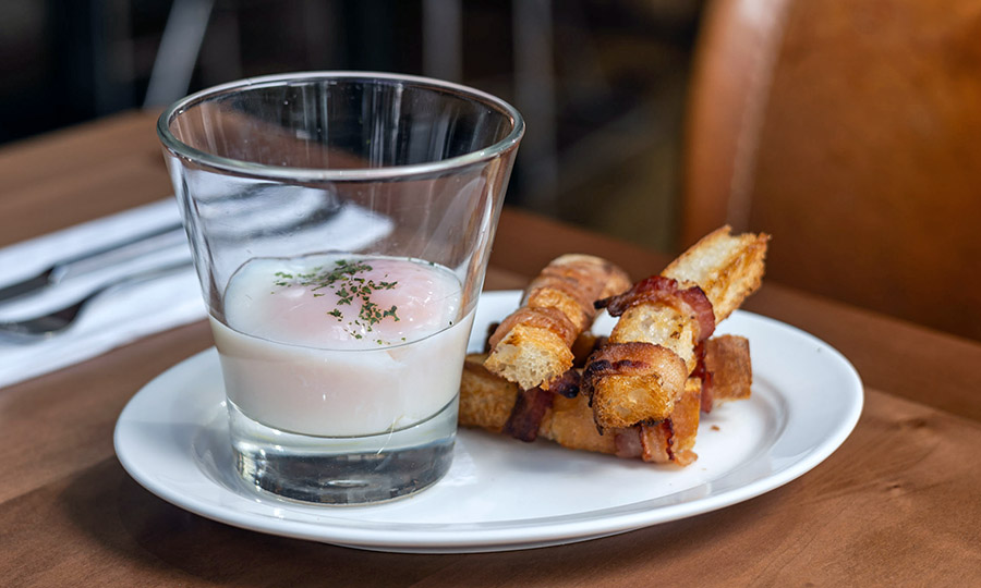 Huevos a la copa con bastones de baguette con tocino - Aligot