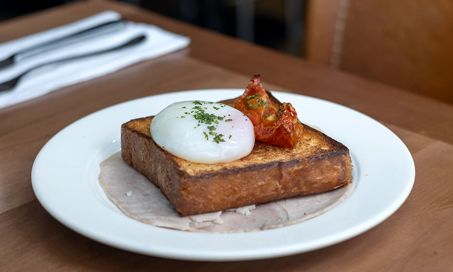 Huevo pochado en tostada brioche