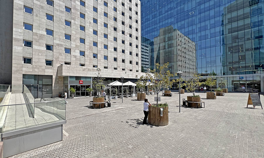 Zócalo en Manquehue con el acceso a la trattoria Olivia y el Hotel Ibis