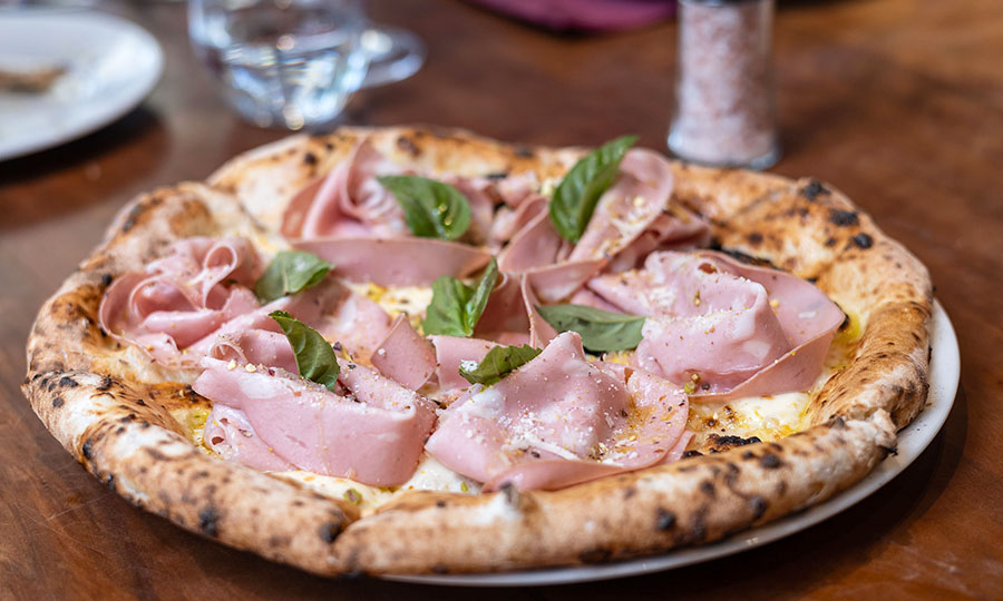 Pizza Emilia romana de mortadela italiana
