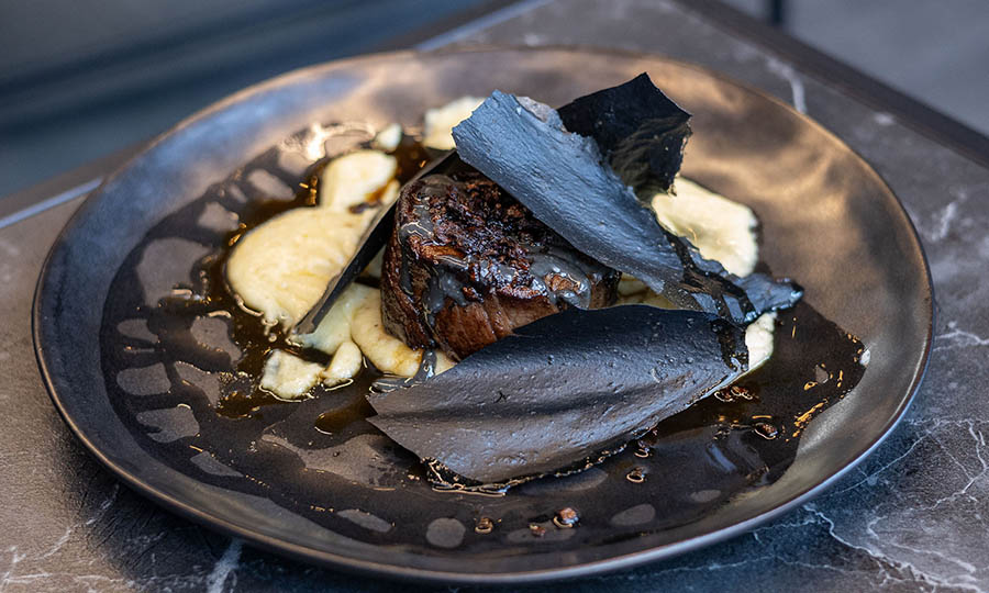 Filete de vacuno sobre crema de papas con avellanas