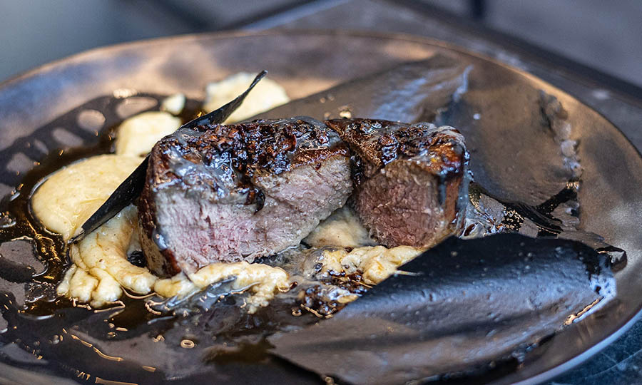 Filete de vacuno sobre crema de papas con avellanas - BLCK Gastrobar