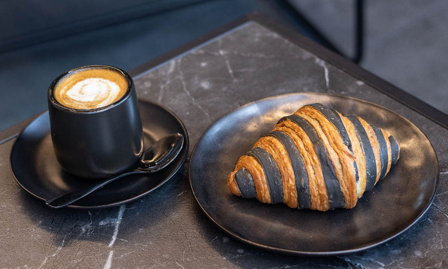 Caf cortado con croissant black  - BLCK Gastrobar