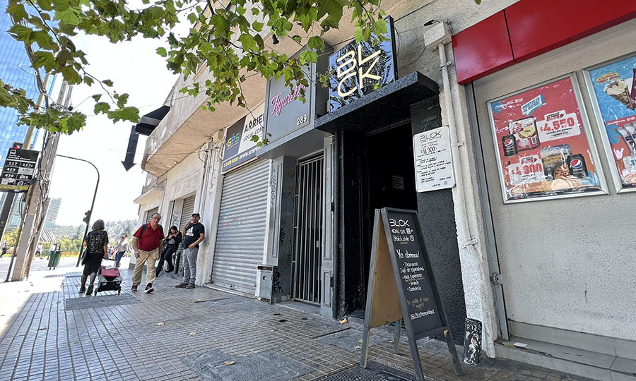 El desapercibido acceso a BLCK Café Bar en Nueva Tajamar