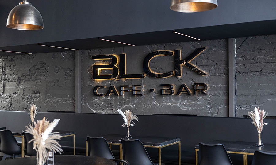 El monocromtico saln principal y barra de BLCK  - BLCK Gastrobar