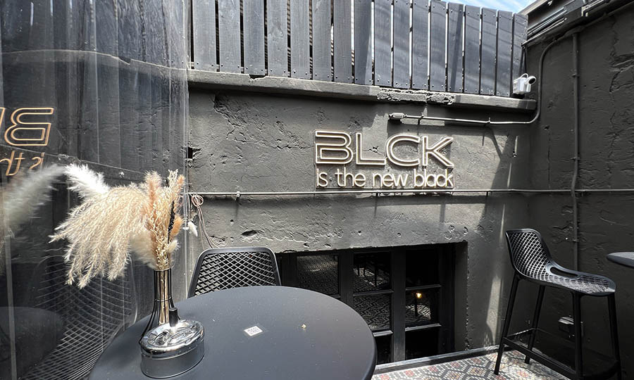 El rea de fumadores de BLCK Restobar - BLCK Gastrobar