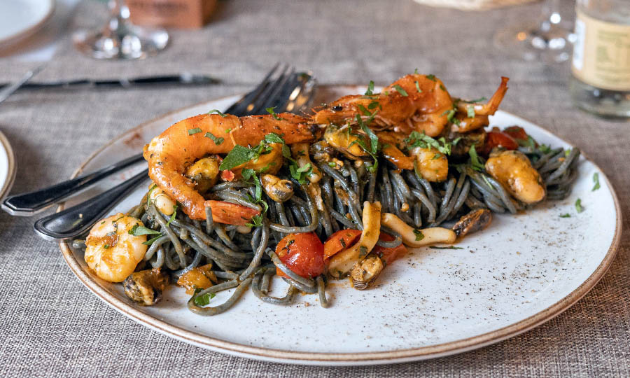 Linguine al Nero di Seppia con Frutti di Mari