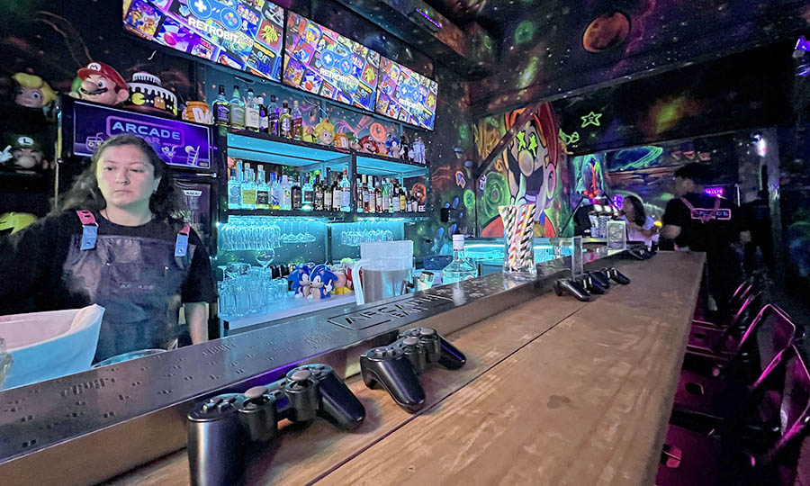 La barra de Arcade Bar con sus consolas Play 5 - Arcade Bar