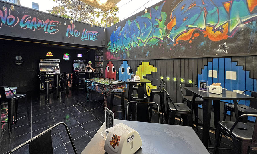 La terraza de Arcade Bar, con mas juegos