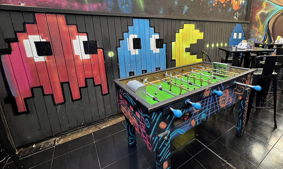 La terraza de Arcade Bar, con mas juegos