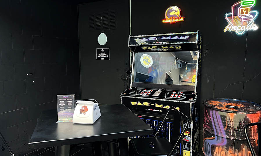 La terraza de Arcade Bar, con mas juegos - Arcade Bar