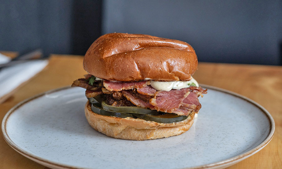 Sándwich de Pastrami ahumado con pepinillo