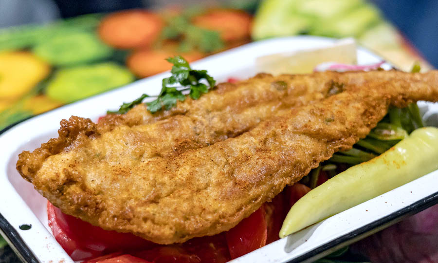 Apetitoso Pescado frito con ensalada chacarera - Maestranza MUT