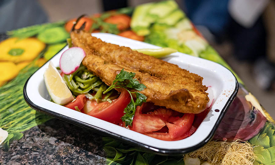 Apetitoso Pescado frito con ensalada chacarera - Maestranza MUT