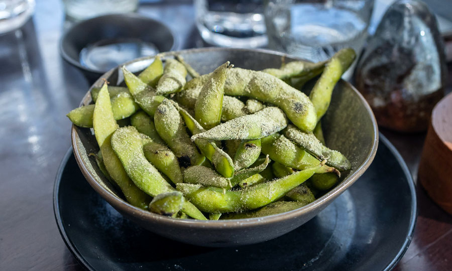 Edamame con sal de matcha - Kintaro Ramen Bar