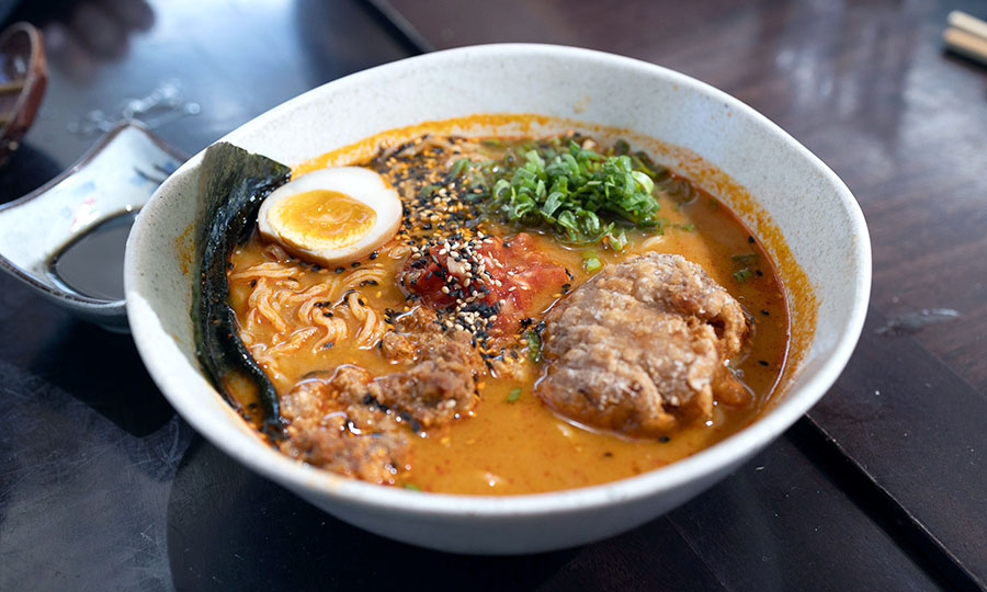 Tantanmen ramen picante con karaage - Kintaro Ramen Bar