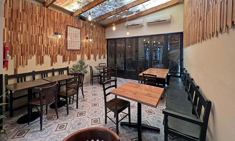 El remodelado saln interior de Kintaro Ramen Bar