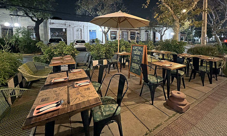 La terraza de Siam Thai en Av. Italia