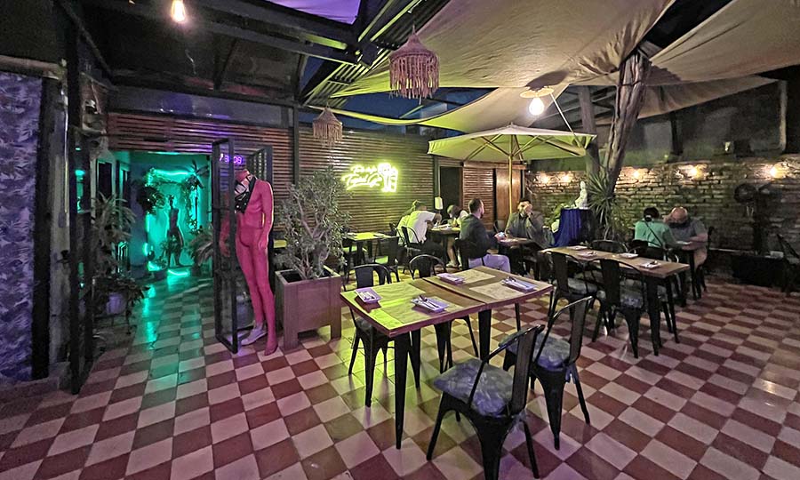 La techada terraza interior de Siam Thai