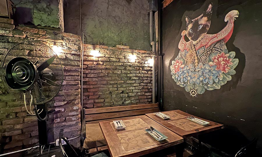 La techada terraza interior de Siam Thai