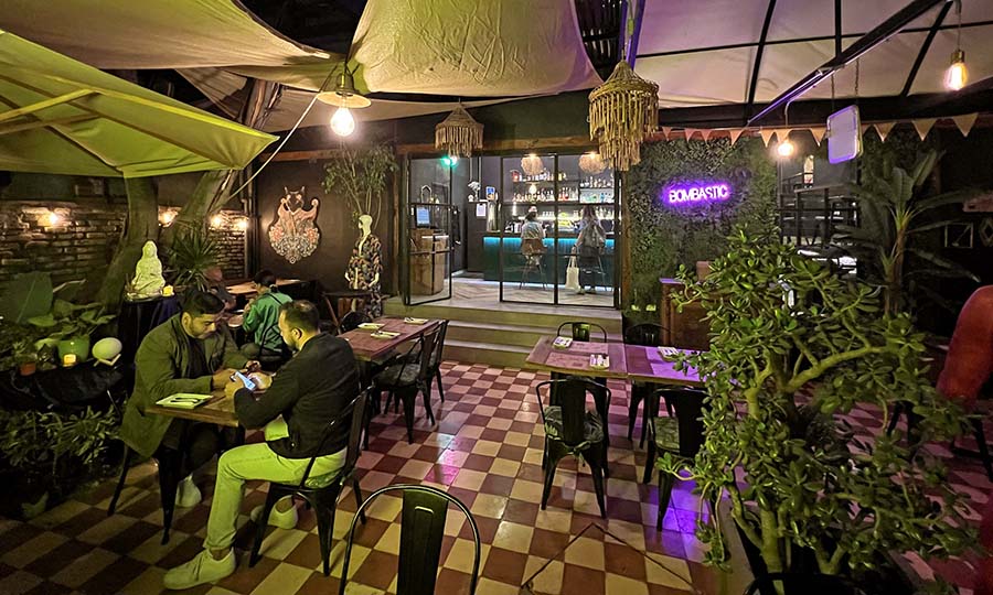 La techada terraza interior de Siam Thai