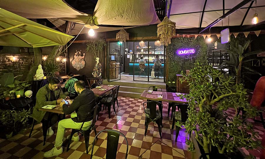 La techada terraza interior de Siam Thai - Siam Thai