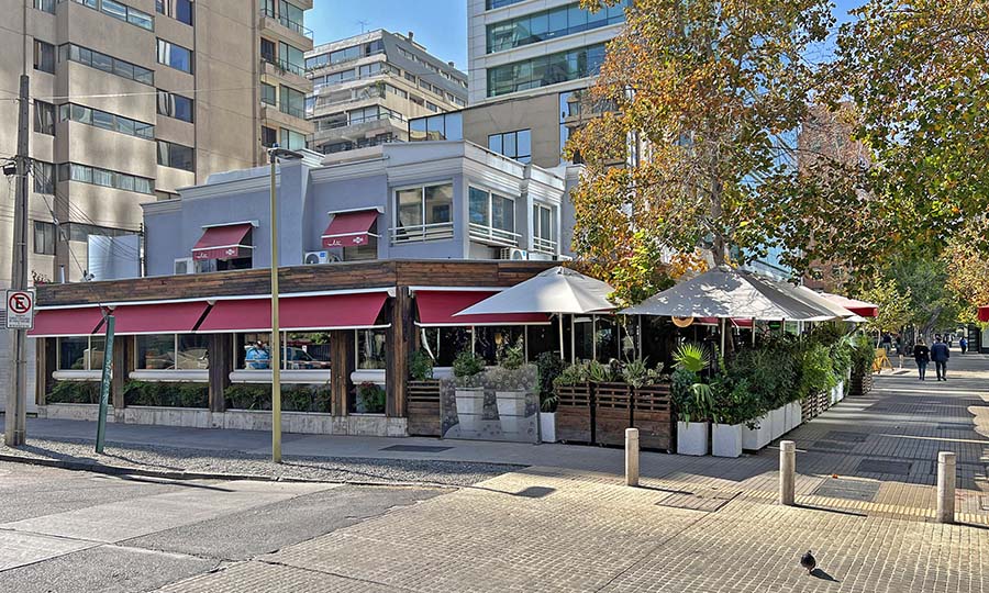 Fachada poniente del Restaurante Nolita en Isidora Goyenechea