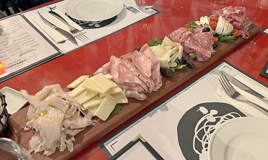 Gran tabla de charcutería y quesos italianos