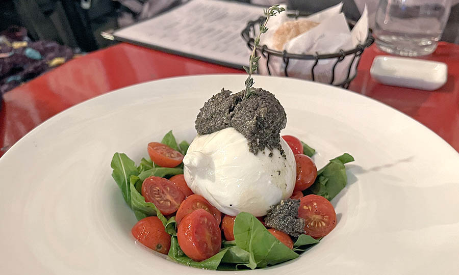 Burrata caprese con pasta de aceitunas