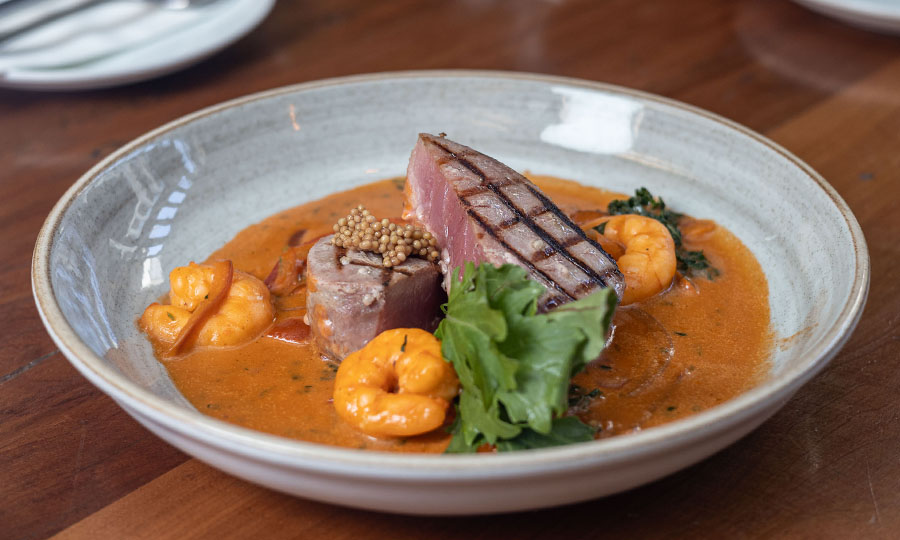 Atn sellado sobre moqueca de camarones