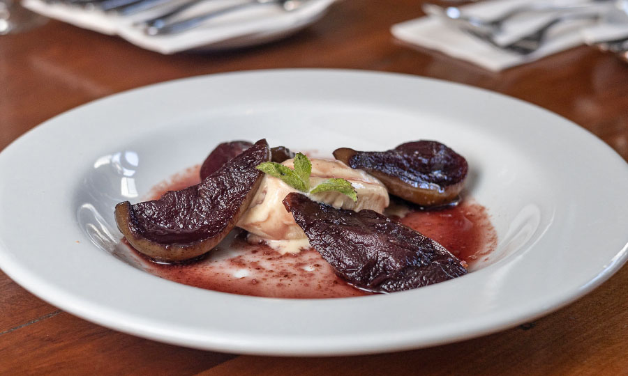 Peras confitadas al Merlot con helado de lcuma manjar