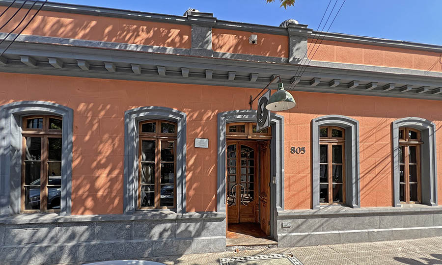 Fachada del restaurante Casaluz en Av. Italia