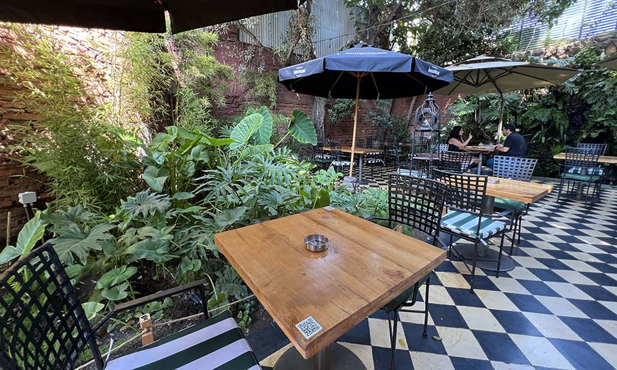 La deliciosa terraza en el patio interior de Casaluz