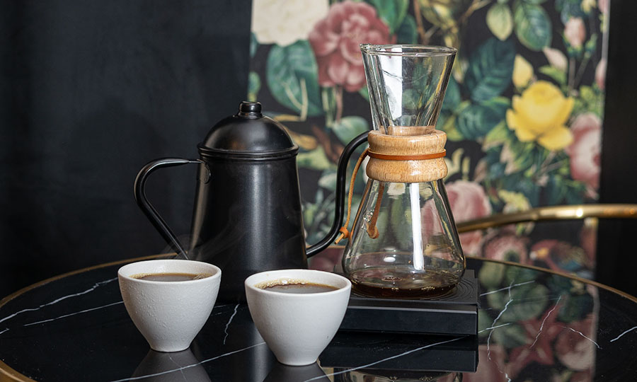 Caf Chemex de especialidad infusionado en mesa