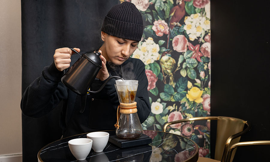 Caf Chemex de especialidad infusionado en mesa