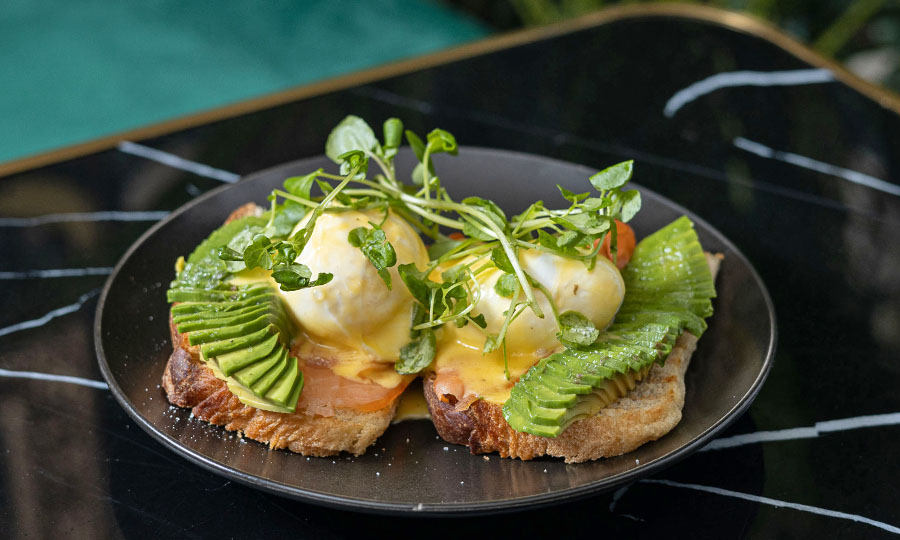 Excelentes Huevos benedictinos con salmón ahumado