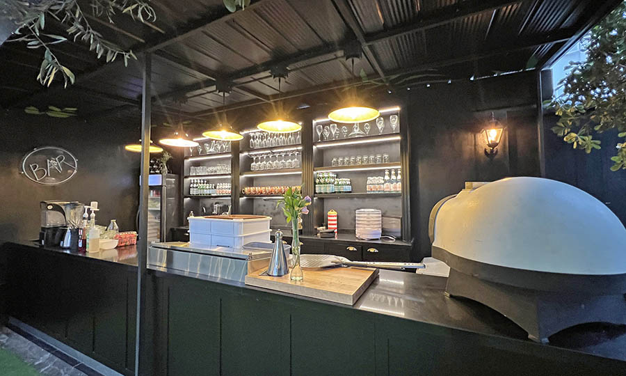 La barra de jugos y mocktails y horno pizzero