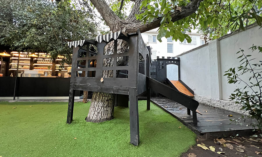 Los juegos para nios de Casa Juliet en el patio