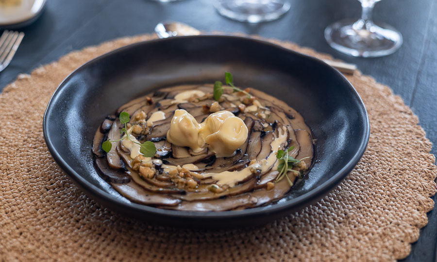 Carpaccio de hongos Portobello y tortellini
