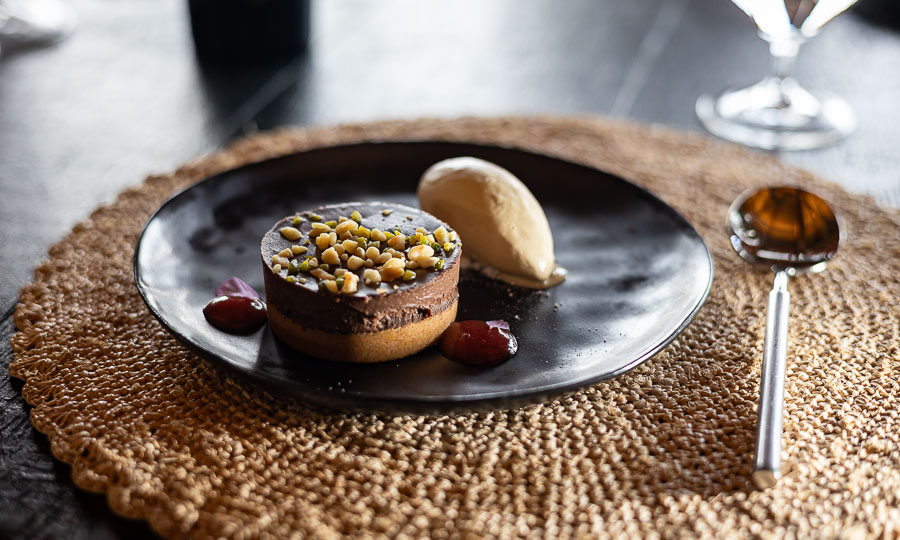 Tarta de gianduja y helado de pistacho tostado