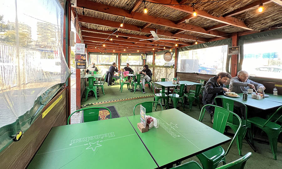 La terraza exterior techada de In-Huinchi