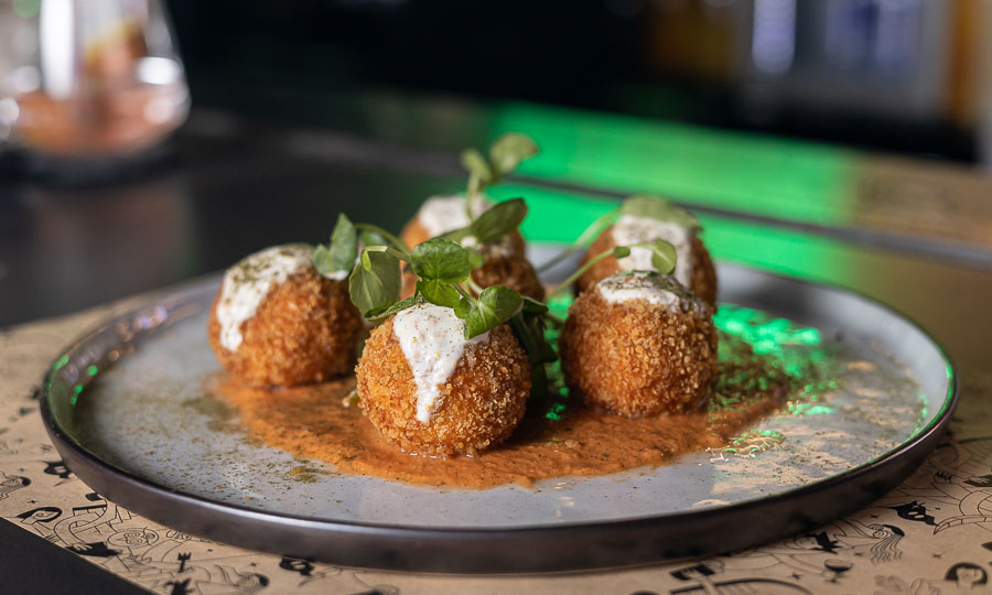 Frescas Croquetas de salmn sobre romesco